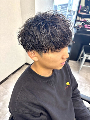 自然な動き×軽さが出る、扱いやすさ抜群のメンズパーマ