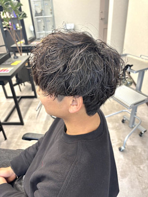 自然な動き×軽さが出る、扱いやすさ抜群のメンズパーマ