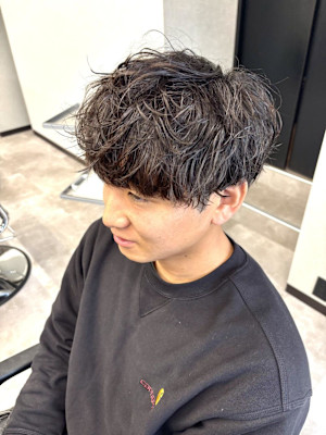 自然な動き×軽さが出る、扱いやすさ抜群のメンズパーマ