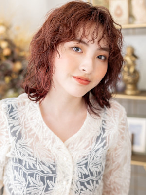 濡れ髪くるくるパーマミディアムボブウルフ　バーガンディ