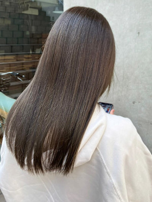 くすんだ色味の柔らかグレージュ