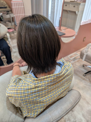 ミディアムショート　レイヤー　外はね