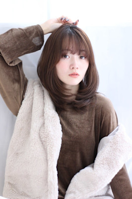 ミディアムくびれレイヤー×ブラウンカラー