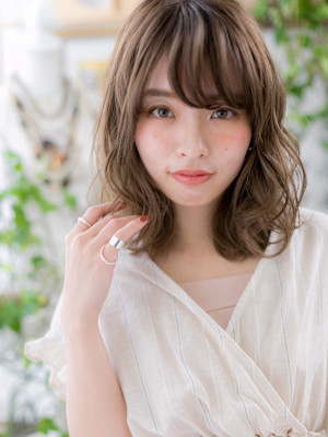 斜めバング大人ハイライト外国人風ウェーブ　ヘーゼルブラウン