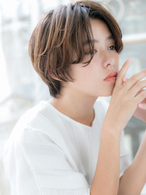 センターパートくせ毛風小顔マッシュショート　レイヤーショート