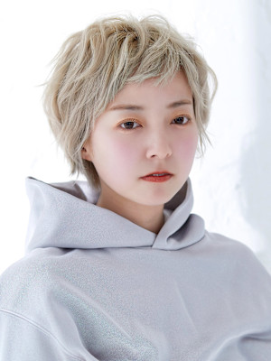 無造作ショート×ハイトーンカラー