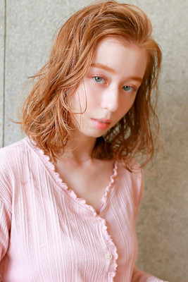 オレンジベージュ×ウェーブスタイル