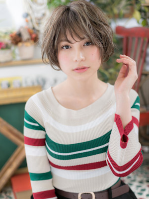 細めハイライト小顔透け感フェザーショート　根本パーマ