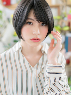 暗髪アッシュブラック前下がりボブショート　ボブレイヤー