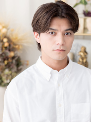 ツーブロック前髪パーマ暗髪テーパーフェード　オリーブグリーン