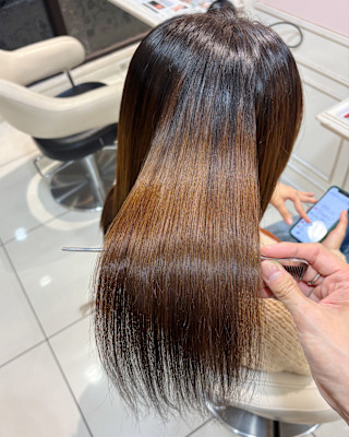 ダメージ補修**しながら叶える極上ツヤストレート