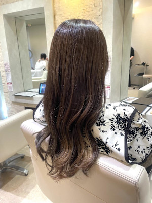 秋のまろやかアッシュグレーで透明感アップ