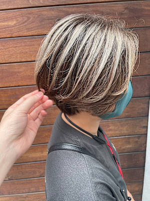 大人ブロンドハイライトボブ