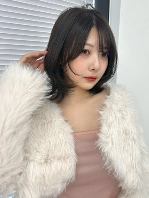 ミディアムウルフ　顔まわりレイヤー　くびれ