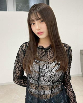 ストレートヘア　ロング　顔まわりレイヤー