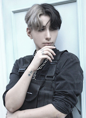 刈り上げセンターパートサーフカールフェザーパーママレットヘア