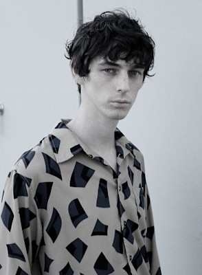 刈り上げセンターパートサーフカールフェザーパーママレットヘア