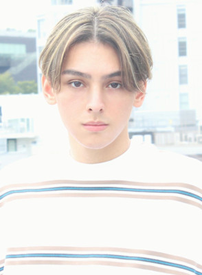 刈り上げセンターパートサーフカールフェザーパーママレットヘア