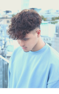 刈り上げセンターパートサーフカールフェザーパーママレットヘア