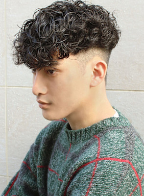 刈り上げセンターパートサーフカールフェザーパーママレットヘア