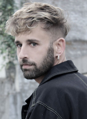 刈り上げセンターパートサーフカールフェザーパーママレットヘア