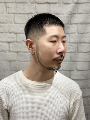 ミドルフェードクロップショート