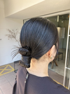 すっきりタイトな“まとめ髪”で上品さアップ