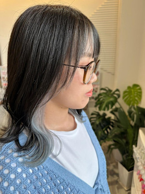 グレーインナーカラー 横後ろからチラッと見えるのがかわいい