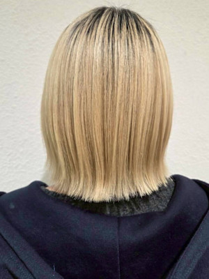 ブロンドベージュ ブリーチ ハイトーン 切りっぱなしボブ