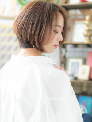 かきあげ前髪暖色系カラー前下がり丸みボブ　モーブブラウン