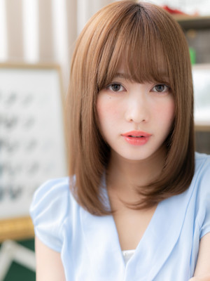 大人可愛いシースルーバングくすみベージュ　ミディアムレイヤー