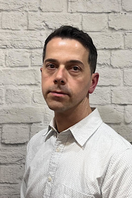 自然な刈り上げでつくる大人のショートスタイル