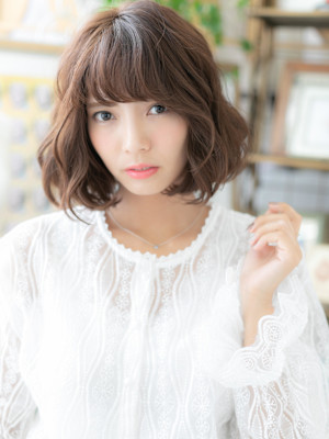 くせ毛風斜めバングくすみカラー小顔大人ボブ　ゆるふわミディア