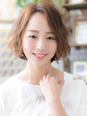 ミルクティーカラー抜け感前下がりボブパーマ　根本パーマ