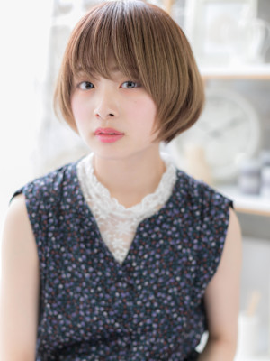 斜めバング小顔前下がりマッシュボブショート　ミニマルボブ
