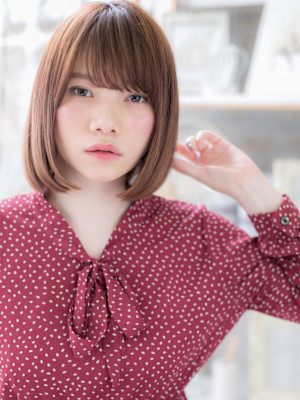 斜めバング艶ボルドー大人可愛い前下がりボブ　ミニマルボブ