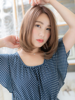 外国人風くすみベージュ切りっぱなしボブディ　ボブレイヤー