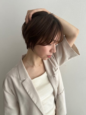 愛されシルエットの大人向けショートスタイル