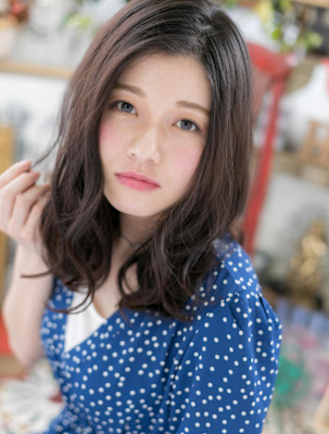 くせ毛風アシンメトリー黒髪小顔こなれヘア　チャコールグレー