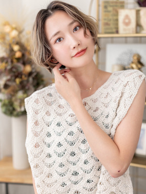 パラパラブリーチくせ毛風抜け感ショートボブ　根元パーマ