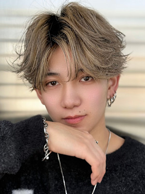 センターパート/ハイトーンカラー【メンズサロンZina天神】