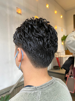 メンズパーマ・ツーブロ前髪上げスタイル