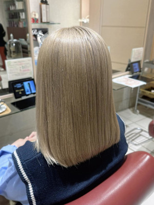 透け感ブロンドで美肌見えヘア