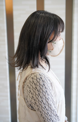 軽やかに揺れるエアリーミディ × 透明感ダークカラー