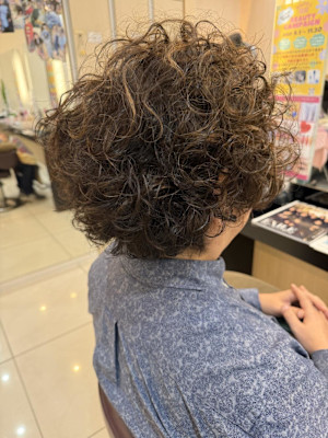 大人カーリーヘア　パーマメンズヘアカラーショートツーブロック