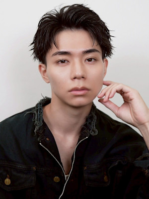 短髪メンズ×フェードカット×アップバング