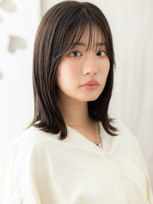 チャコールグレーくびれミディアム小顔クラゲヘアー30代40代