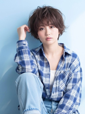 軽やかに揺れるショートボブレイヤー