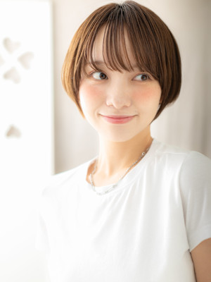 グレーブラウン小顔補正カット丸みショートマッシュ20代30代