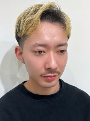金髪ブリーチ ツーブロック アップバング メンズカット
